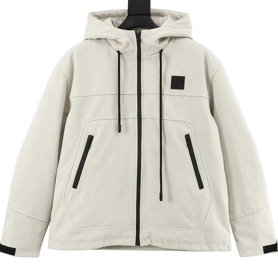🅿️570 Louis Vuitton/Louis Vuitton presbyopic embossed work pocket windbreaker zippered cotton jacket. Purchase the original version and have it printed immediately. The fabric is a custom densely spun technical fabric with a dark grained pattern, and the upper body is silky and breathable. Infrared positioning cutting, workwear-style windbreaker design, the upper body is invincible and versatile. All details are customized and developed, and all hardware and accessories are restored to ZP. Size：XS-L